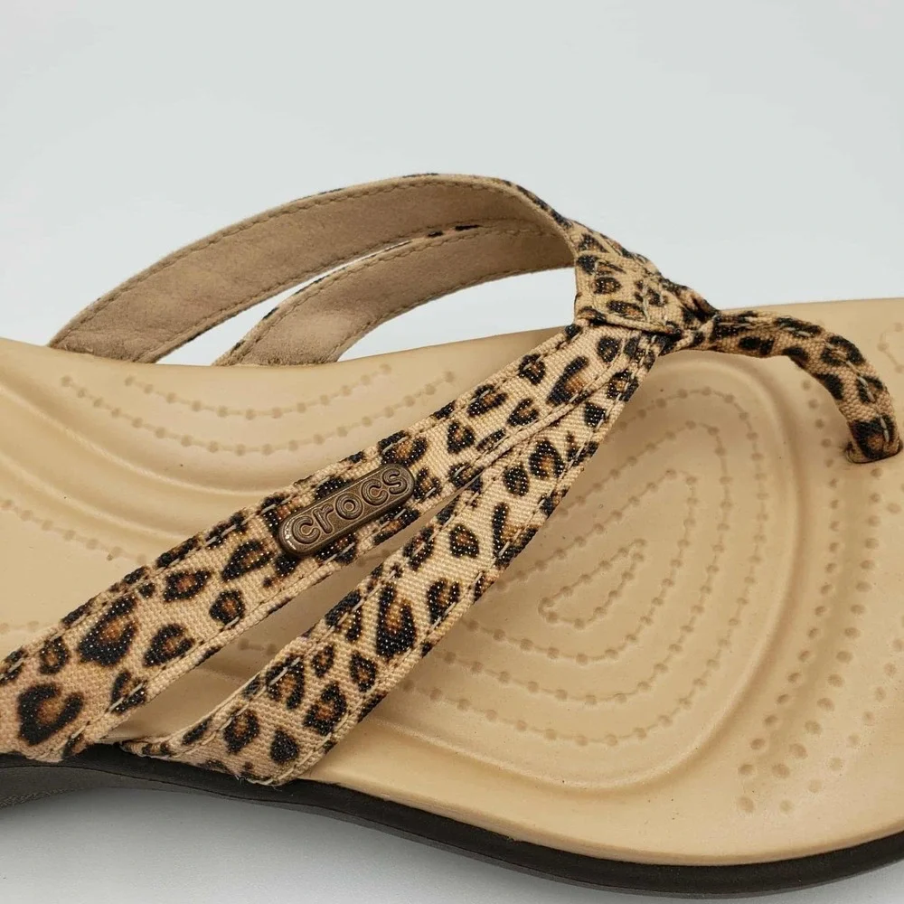 Crocs Capri Leopard Print Strappy Sandals Women's Size 8 Tan Comfort Flip Flop - Picture 3 of 8